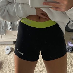 Black Nike Pros with yellow band💛🖤